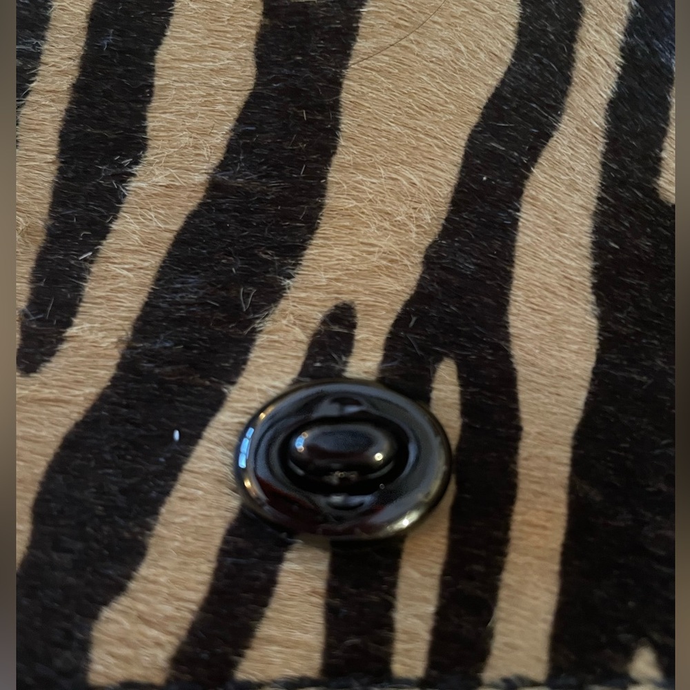 Coach crossbody in tiger pattern, calf hair and leather material. - Picture 7 of 8